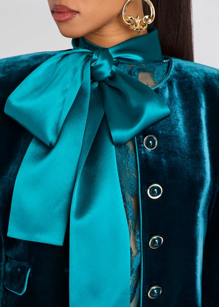 26-08-25_TasminLaceBlouse_AltoVelvetJacket_MenloVelvetShort_Sarcelle_0284.webp